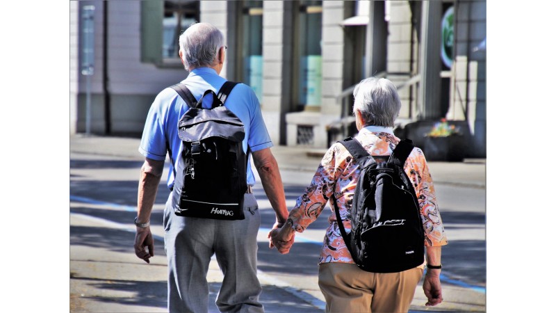 Seniorzy, spacer, zwiedzanie - fot. pixabay